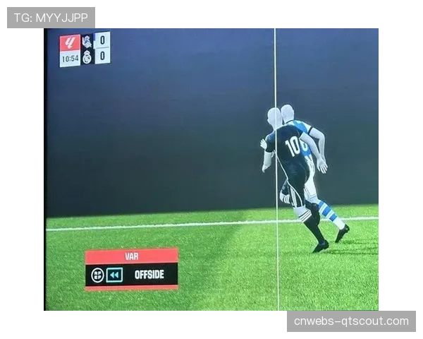 特写:边裁举旗示意越位,VAR长时间介入检查,快发任意球尝试被取消 特写:边裁举旗示意越位,VAR长时间介入检查,快发任意球尝试被取消